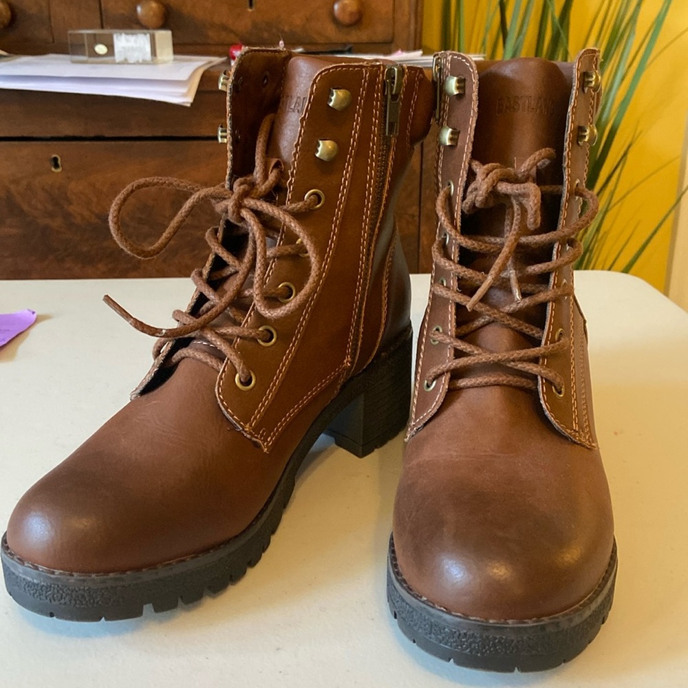 Eastland Milk Chocolate 🍫 Brown Ankle Combat Boots “Brynn”